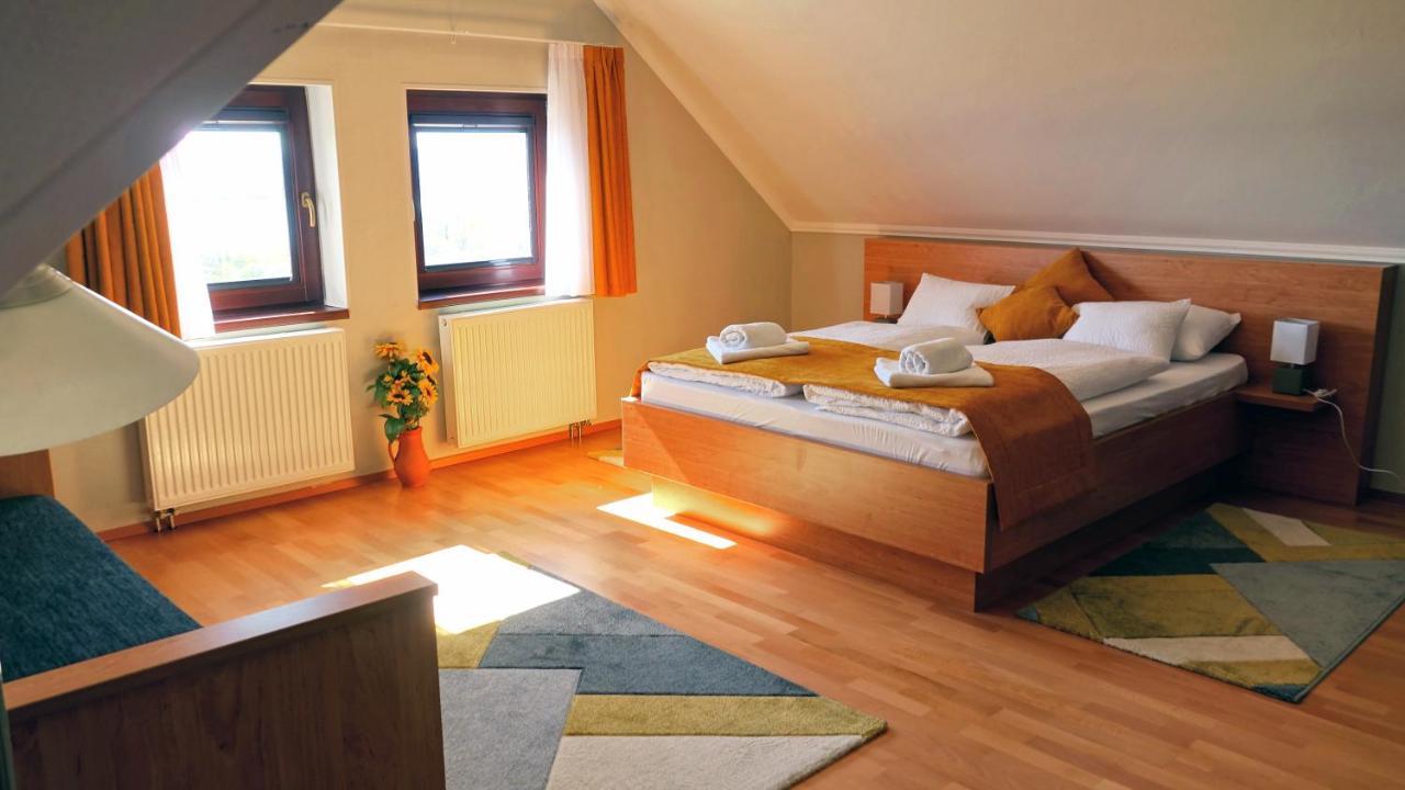 Ferenc Vendeghaz Hotel Тихани Екстериор снимка