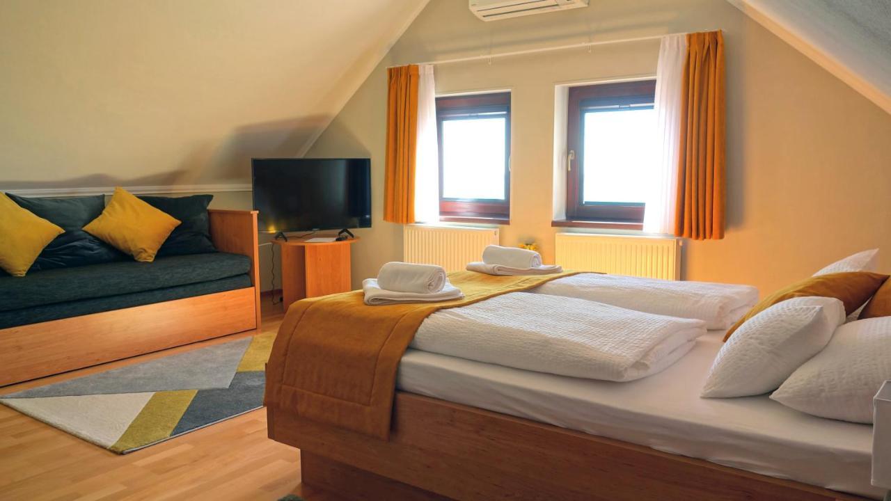 Ferenc Vendeghaz Hotel Тихани Екстериор снимка
